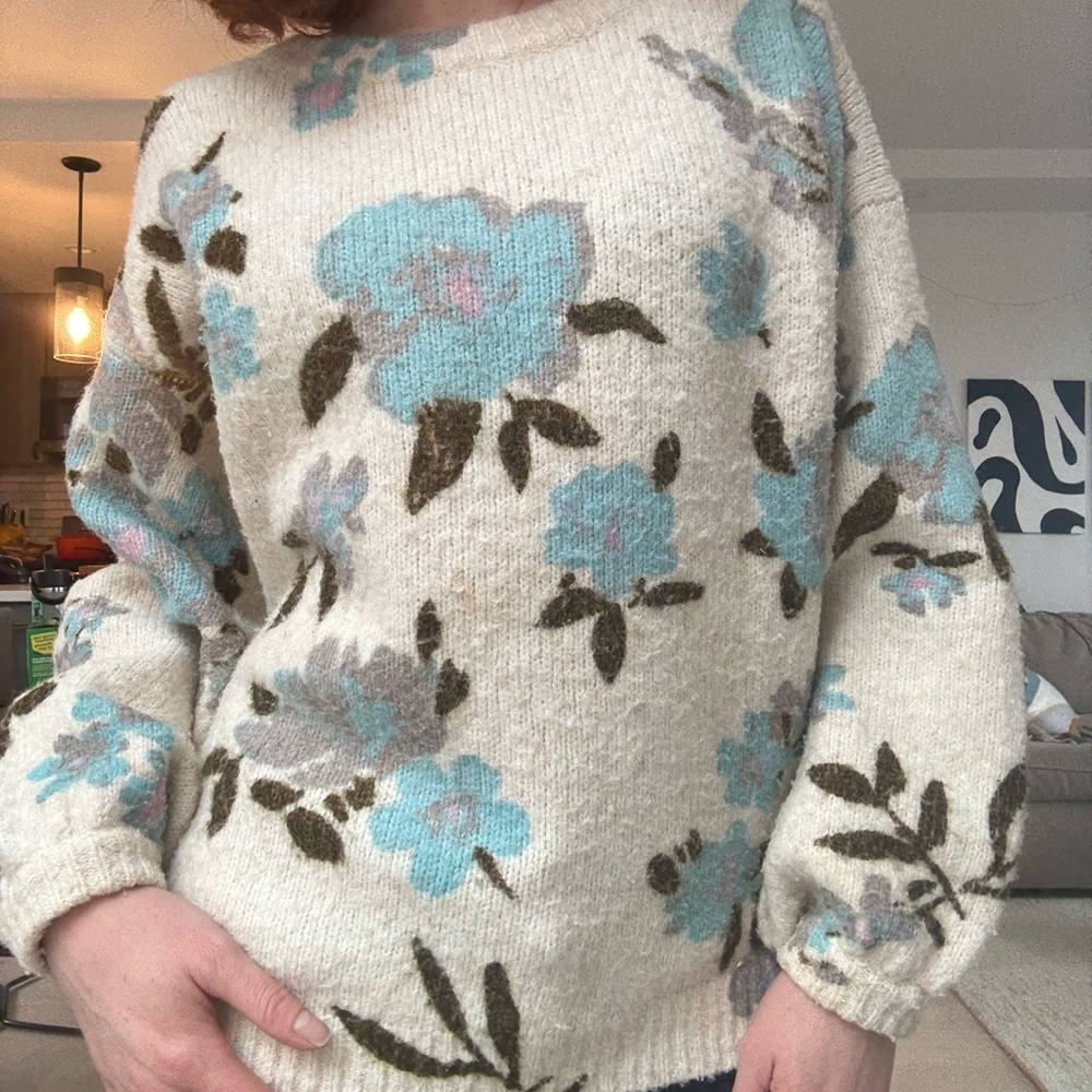 BLUE FLORAL SWEATER